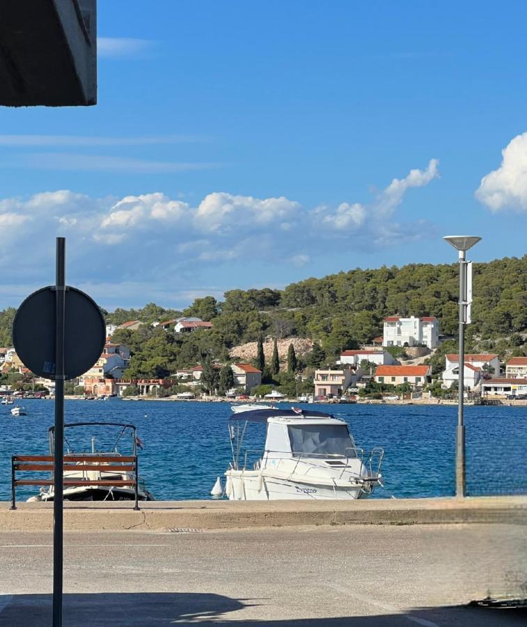 Mac Hulas By The Sea * Tisno