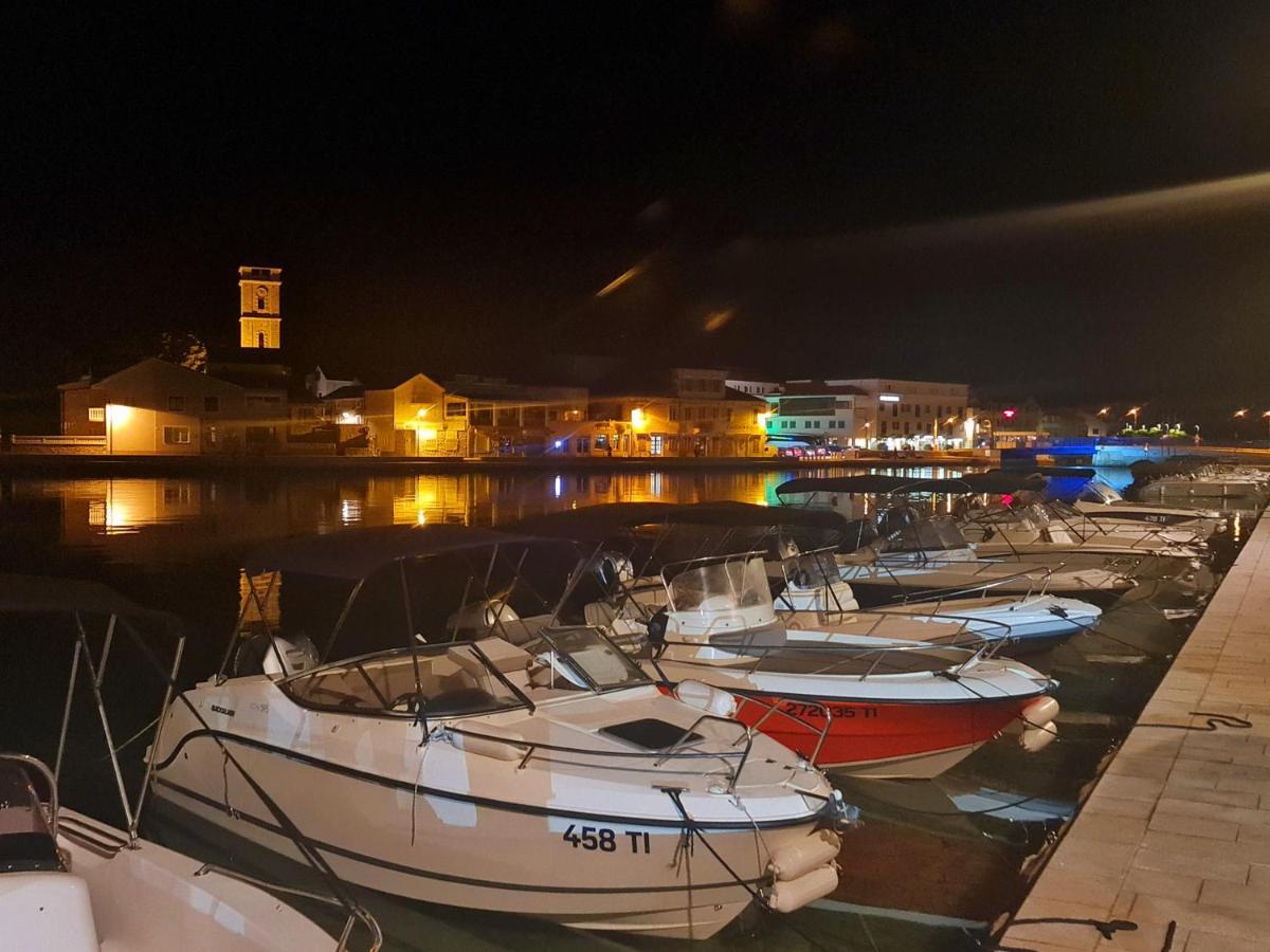 Mac Hulas By The Sea * Tisno